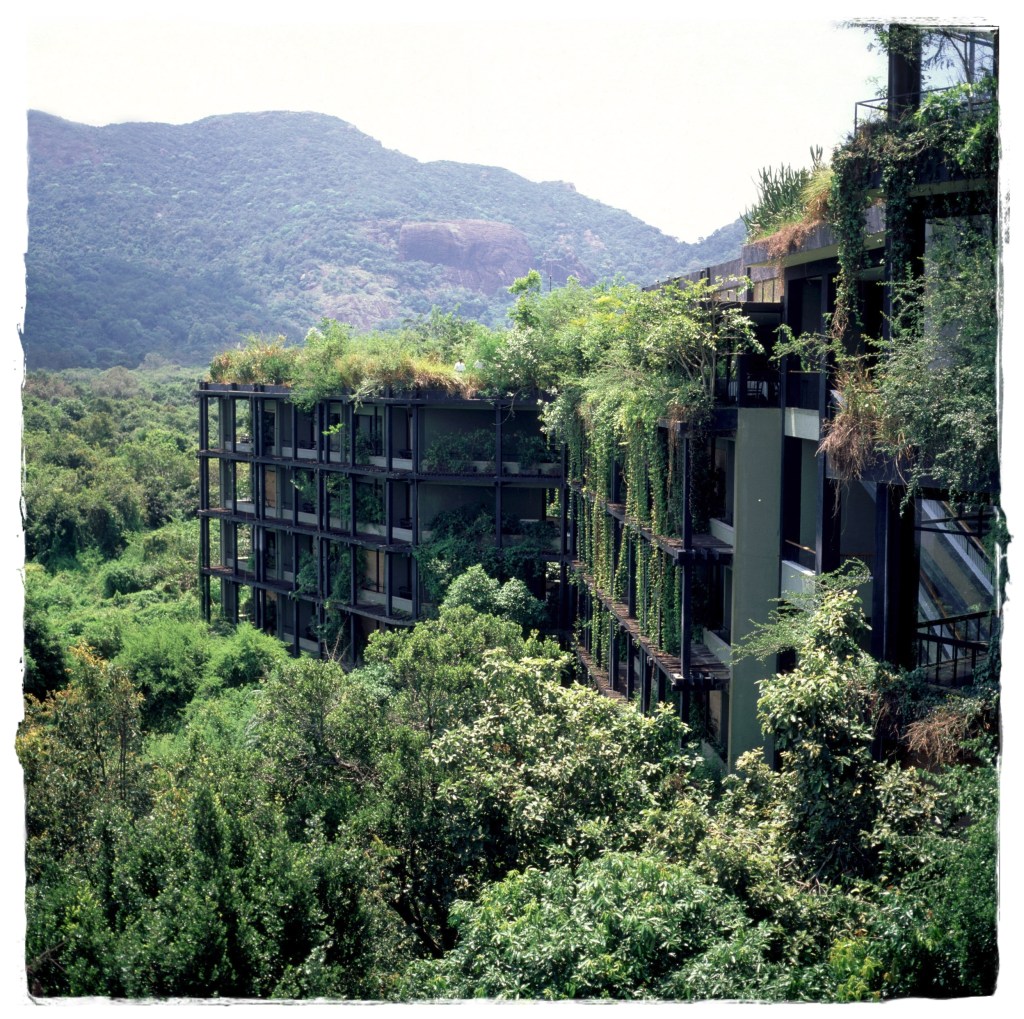 Heritance Kandalama - by Geoffrey Bawa min Cliff-side Kandalama Hotel (Aitken Spence), a Bawa design in central Sri Lanka